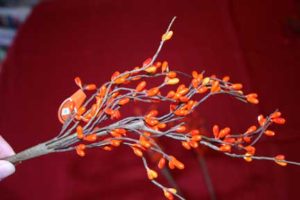 How to make a fall garland to put above a bookcase